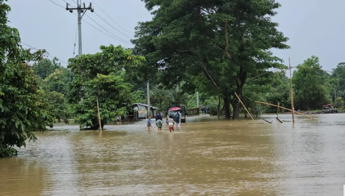 সাজেকে সড়ক ডুবে যানচলাচল বন্ধ, আটকা পড়েছেন শতাধিক পর্যটক..