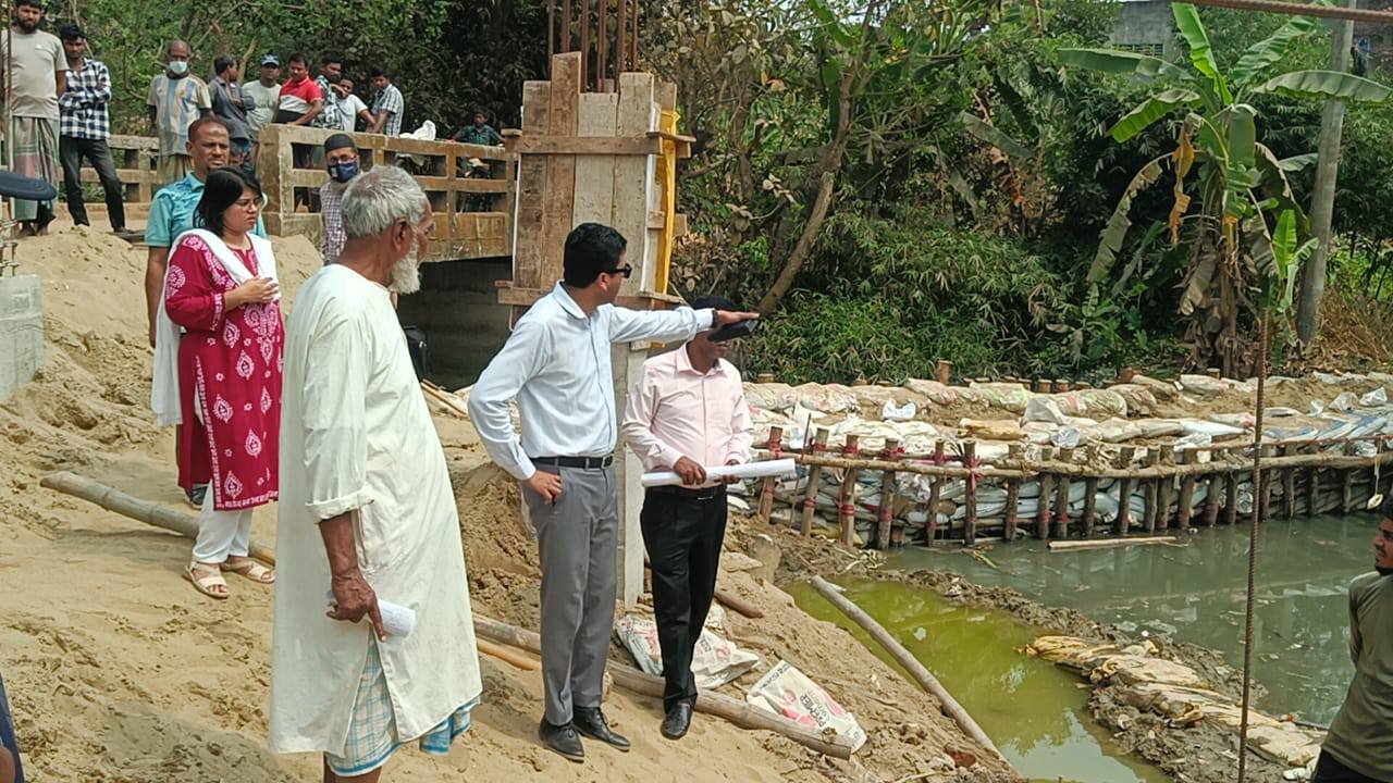 বোয়ালখালীতে সরকারি খাল দখল করে স্থাপনা নির্মাণ করায় জরিমানা