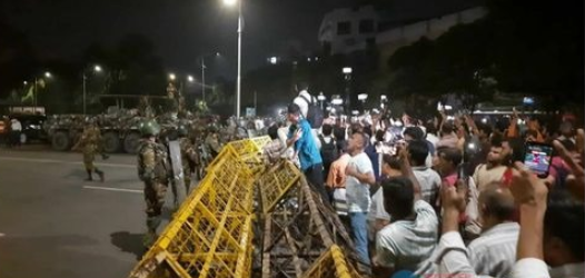 বঙ্গভবনের সামনে পুলিশের গুলিতে এক শিক্ষার্থীসহ ২ জন গুলিবিদ্ধ