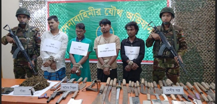 বোয়ালখালীতে অস্ত্রসহ ৪ জনকে আটক করেছে সেনাবাহিনী