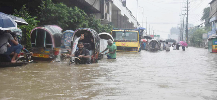 টানা বৃষ্টিতে আবারও কোমর পানিতে ডুবলো চট্টগ্রাম..