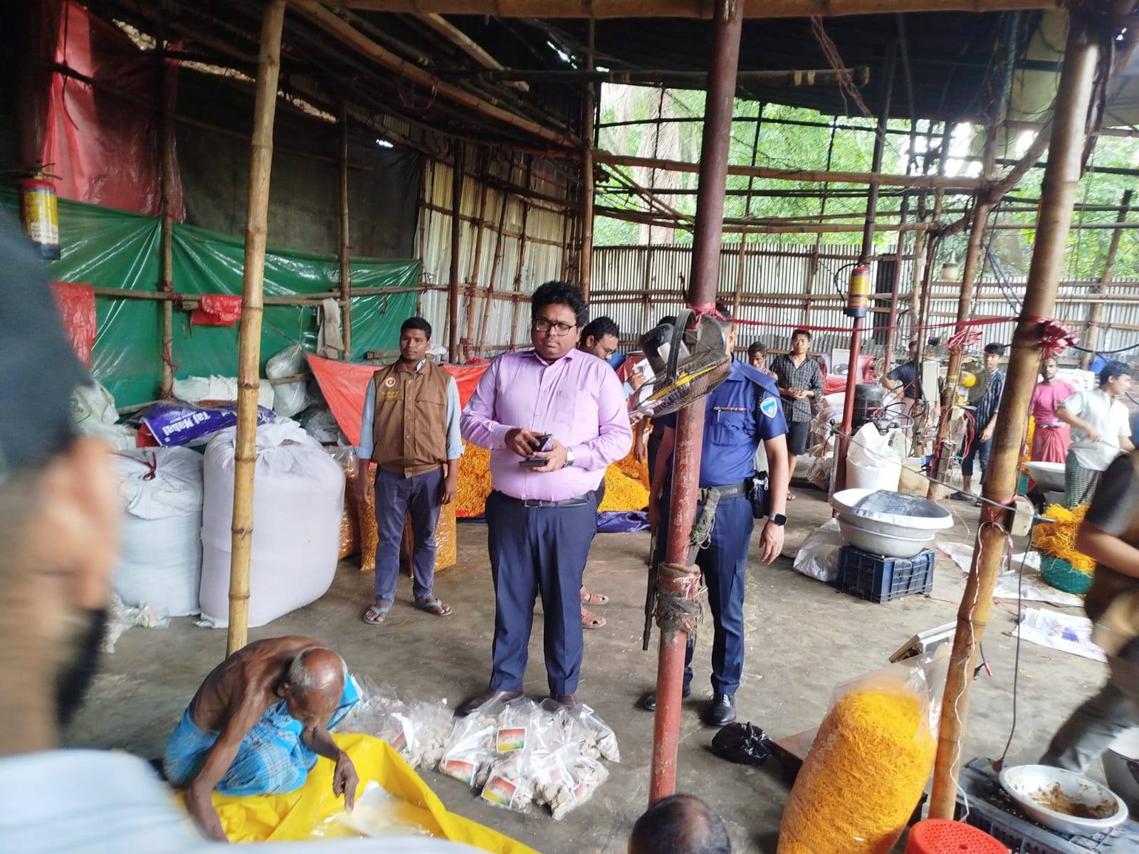 অস্বাস্থ্যকর পরিবেশে খাদ্যদ্রব্য প্রস্তুত করায় হাটহাজারী প্রশাসনের অভিযান