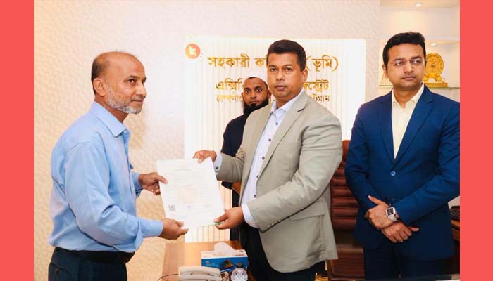 চান্দগাঁও ভূমি অফিস পরিদর্শনে গিয়ে সেবা সহজীকরণের নির্দেশনা দিলেন জেলা প্রশাসক