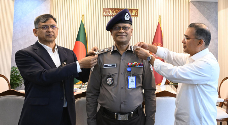 নতুন আইজিপিকে র‌্যাংক ব্যাজ পরিয়ে দিলেন প্রধানমন্ত্রী