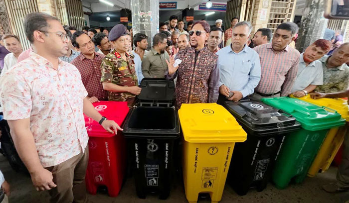 চমেক হাসপাতালে ২০০টি বর্জ্য পৃথকীকরণ বিন দিলেন মেয়র-শাহাদাত 